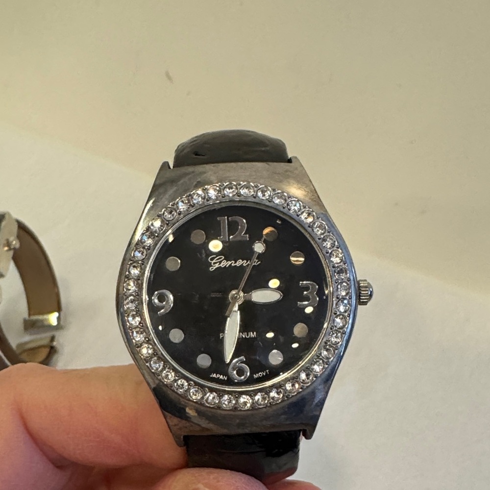 Stylish Watch Collection with Various Colors. Set of 5 Women’s Watches - Picture 4 of 11